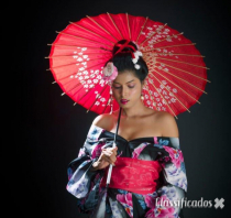 Mayure Narita,filha de japonês e criada como uma gueixa.