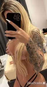 Loira peituda tatuada? Fotos reais sem engação