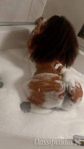 Preta gostosa com um brinquedo bem gostoso