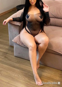 Morena do corpo atraente