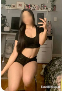 Sua namoradinha massagista com acessórios ama beijar