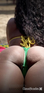Sua namoradinha massagista com acessórios ama beijar