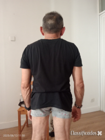Homem atende senhoras