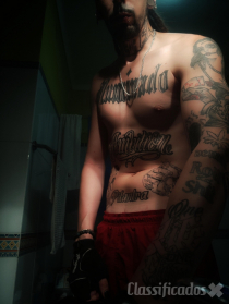 Homem dotado acompanhante tatuado Hétero