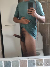 Jovem cheio de tesão